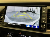 リバースギアに入れるだけで後方の表示へ切り替わります。夜間や雨の日の駐車も楽になりますよ。