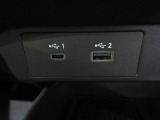 通常のUSB入力端子の他にスマホ充電に対応したUSB-C端子を装備しています。