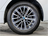 【BMWアロイホイル】軽量かつ強度に拘ったアロイホイル。走行性能ポテンシャルを引き出す設計。車の足元を引き締めてくれる大きなポイントはアロイホイルです。