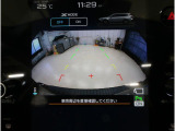 後方映像を11.6インチディスプレイに表示し、ステアリング連動ガイドラインが駐車をサポート。さらに後退時はリヤ4センサーが障害物を検知し、必要に応じてブレーキが作動します。