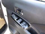 ワンタッチ操作のパワーウィンドウ