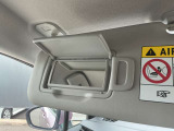 サンバイザーに鏡がついてますので車から降りる前に身だしなみチェック出来ます。