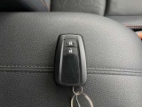 ドアの開閉時、両手が荷物で塞がっている時はキーレスでのカギの解除が大変ですよね。スマートキーはポケットやバッグに入れておけば、ノブに触れただけでロックの解除が可能です。とても便利な機能です。