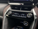 【オートエアコン】タッチパネル式オートエアコンで運転席周りの凹凸が少なくスッキリとしています。