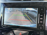 後方の様子を画面で確認でき、駐車時や車庫入れの際に周囲を把握する助けになります。目安となるガイド線も表示されるため、後退時の位置合わせを落ち着いて行いやすい装備です。