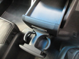 運転席からも助手席からも使いやすい位置に引き出し式ドリンクホルダーとスマホなどを置けるトレイを配置。