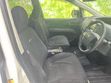 運転席と助手席に加え、中央のコンソールや足元まで見渡せる室内です。前席はゆったり座れる配置で、窓からの視界も広く、乗り降り後も落ち着いて過ごせます。