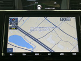 道路や周辺施設が地図上に表示され、現在地周辺の様子を画面で確認できます。時刻も同時に見られるため、目的地への移動中も必要な情報を把握しやすく便利です。
