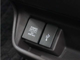 ◆12V電源ソケット◆スマートフォンの充電等にも便利な電源ソケット!使いやすい場所に装備されています。