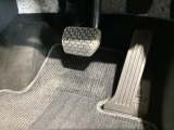 マツダ車の共通するポイントに前輪を前に出し運転席足元スペースを広げたこと!これによりホイールハウスが邪魔にならずにドライバーの中心線を基準とした位置へのペダル配置が可能となりました!