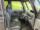 前席は視界が広く、運転席まわりも見渡しやすい配置です。ゆとりを感じる座席とすっきりした足元で、乗り降りしやすく、毎日の移動も快適に過ごせます。