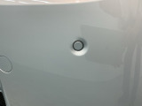 周囲の障害物に近づくと、ブザーでお知らせして衝突回避をサポートします。駐車時や狭い道での走行の際に便利です。
