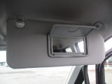 ミラー付きサンバイザー☆ちょっとしたお化粧直しなどに便利です!危険なので運転しながらではなく、止まってから使ってくださいね♪