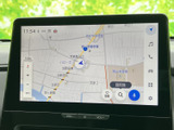 現在地周辺の道路や施設を地図上で確認でき、目的地の検索や登録にも対応。画面上で位置関係を把握しやすく、慣れない場所へのお出かけにも役立ちます。