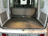 低床で開口部が広いので、荷物の積み下ろしがとてもラクです。