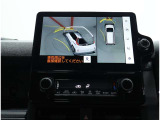サイドクリアランスビュー表示中に、旋回時の運転操作に合わせて自動で車両を斜め後方から見たような映像を表示。