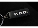 ■スマートキー■ 鍵を身に着けていれば、ドアの施錠・開錠が可能です!バッグから鍵を探し出す必要もないので、たくさん荷物を持っていたり雨の日傘をさしている時にも便利ですね!