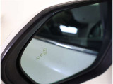 隣車線を走る車両をレーダーで検知し、ドアミラーでは確認しにくい後側方エリアに存在する車両に加え、急接近してくる車両も検知します。車両を検知するとドアミラーに搭載されたLEDインジケーターが点灯します。