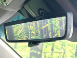 【デジタルインナーミラー】後席の大きな荷物や同乗者で後方が確認しづらい時でも安心!カメラが撮影した車両後方の映像をルームミラー内に表示。クリアな視界で状況の確認が可能です!