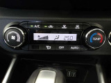 オートエアコンです。車内を設定温度に保ち、快適空間をキープします。