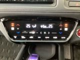 【左右独立オートエアコン】左右席で独立温度コントロールが可能です。運転席はキンキンに冷やして助手席はマイルドにと言った設定が可能です☆暑さ寒さでケンカすることもなくなりますね♪