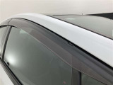 ドアバイザーも付いています。雨の日に少し窓を開けても、雨水が入りにくく、喫煙する方などにも強い味方です。