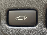 【パワーバックドア】スマートキーや運転席のボタンを押すだけでリアゲートが自動で開閉します!荷物を持っている時や、高い位置にあるバックドアを閉める際に便利な機能です♪