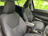 ゆったりとした形状の前席が並び、運転席と助手席で落ち着いて過ごせる室内です。前方や側方の視界も確保しやすく、毎日の通勤から同乗者とのお出かけまで快適にお使いいただけます。