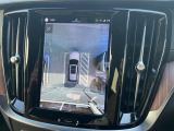 【360&deg;ビューカメラ】4台の高解像度カメラで360度の鳥瞰図を表示。隣の車や壁、死角にある障害物などを画面で確認できるため、狭いスペースでの駐車・出入りも安心です。