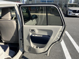 明るい内装に濃色のパネルがアクセントを添え、後席にも落ち着いた雰囲気があります。窓から周囲を見渡しやすく、ドア下部には小物を置けるスペースも設けられています。