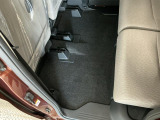 しっかりと汚れ、砂ぼこりを落とし足元まで清潔な車内空間を作り上げております♪