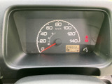 速度表示と燃料計などがひとつの視界にまとまり、運転席から確認しやすいメーターまわりです。走行中に必要な情報を把握しやすく、毎日の運転を支える見やすい配置がうれしいポイントです。