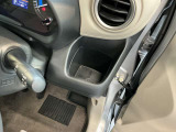 乗車中にホッと一息、ドリンクホルダーもありますよ!ドリンクだけでなく小物類も収納できますよ