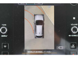 「トップビューモニター」も装備、4つのカメラの映像を合成し車の真上から見たような映像を映してくれます、車庫入れ時などの周りの障害物確認に便利です、車両を斜め上から見たような3Dビュー表示もできます