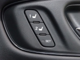 シートポジションを2名分記憶できます。ドライバーが変わってもボタン一つでシートが動きます。