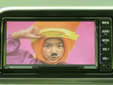 画面には映像コンテンツが表示され、停車中の休憩時間に映像を楽しめる装備です。表示エリアが広く、画面脇には音量やメニューのボタンも配置。車内でひと息つく時間を過ごす際にも活用いただけます。
