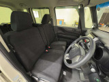 運転席は大きな座面と包み込むような背もたれが身体全体を支えます。上質なシートを採用し長時間の運転やコーナーの多い道も快適です。座ったときの頭上スペースも余裕たっぷりでロングドライブも楽チンです♪
