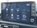 FMやAM、テレビ、Bluetooth Audioなどの選択肢が一覧で表示されます。利用したい音源を画面から選びやすく、交通情報やメニューカスタマイズも確認できる構成です。