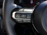 オーディオの音量やチャンネル操作ができるスイッチが、ハンドルに付いています。運転中でも、操作が行えて非常に安全・便利です!