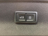 ●電動リアゲート:ワンタッチでリアゲートの開閉ができ、荷物などで両手が塞がっている状態でも簡単に開閉ができる便利機能です。