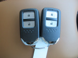 スマートキー付きです。人気装備の一つで、鍵を触らなくてもドアロックの開錠、エンジンの始動が出来ます。雨の日もキーを探す手間からも解放されますね。