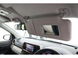 運転席サンバイザー裏にミラーが付いており、身だしなみチェックに便利です。