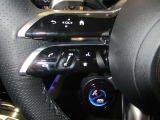 ハンドルスイッチ(左)は、運転中に手を離さずナビ画面を安全に操作できます。