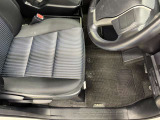 運転席シート足元です。