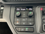 【左右独立オートエアコン】左右席で独立温度コントロールが可能です。運転席はキンキンに冷やして助手席はマイルドにと言った設定が可能です☆暑さ寒さでケンカすることもなくなりますね♪