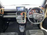 運転席は見やすく整理され、ナビも美しく装着され操作性にも優れています!