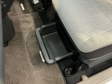 助手席シートの下には引き出し式の小物を入れるスペースがございます。