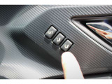 運転席のシートポジションはドアトリムのスイッチで2パターンまでメモリーできます、他の人がシートを動かしてしまってもワンタッチで元どおりに戻せます