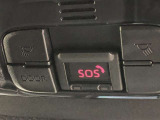 SOSボタンです。自動車の運転中、事故や急病時などの緊急事態が発生したときに、ヘルプネットを通じて外部に救助を手配するためのボタンです。