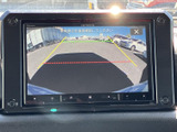 後方の映像とガイドラインを画面で確認でき、駐車時や車庫入れの際に周囲を把握する手助けになります。後ろの距離感をつかみやすく、狭い場所での駐車をサポートする便利な装備です。